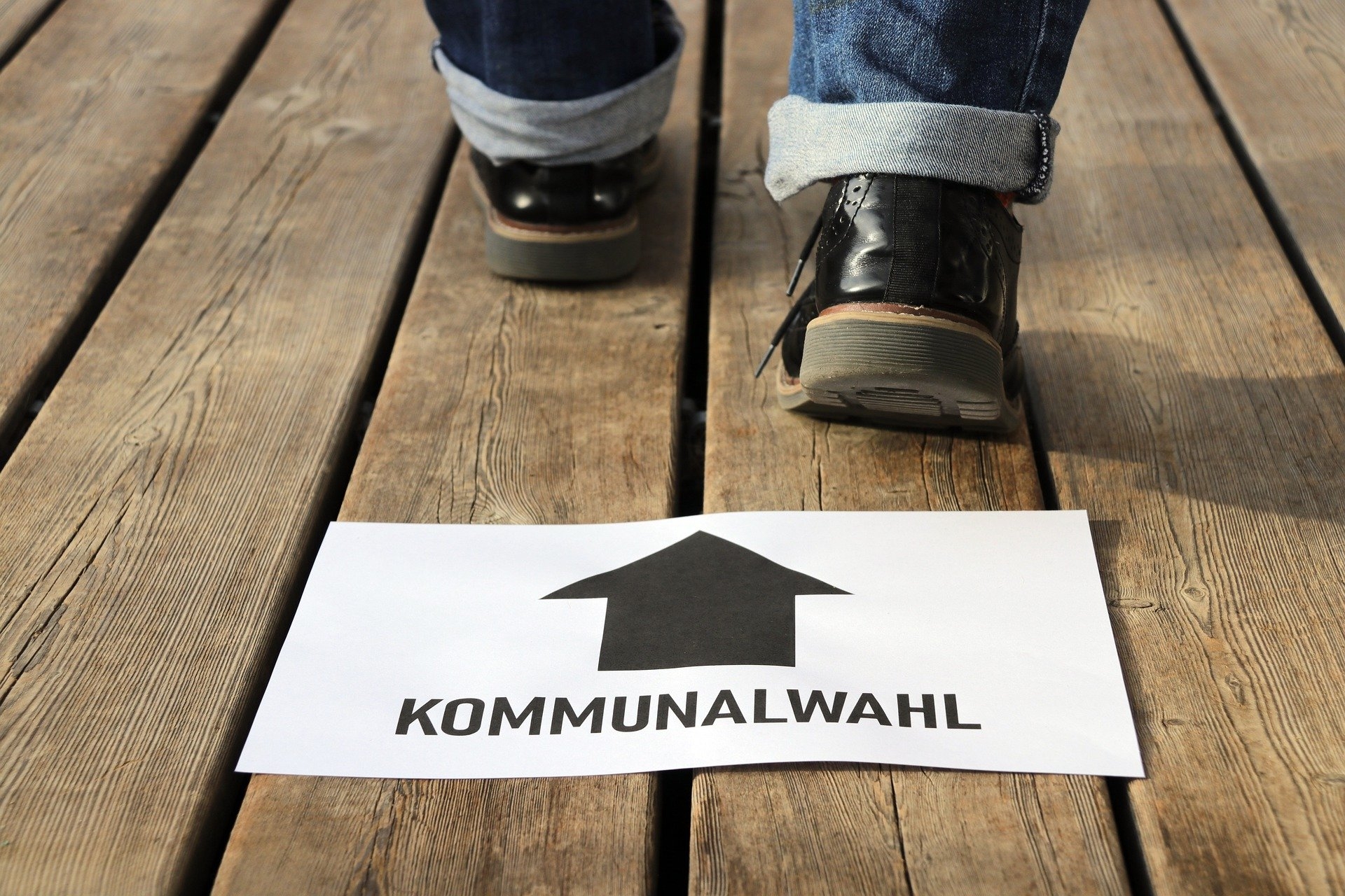 Ein Schild mit dem Aufdruck Kommunalwahl und Füße
