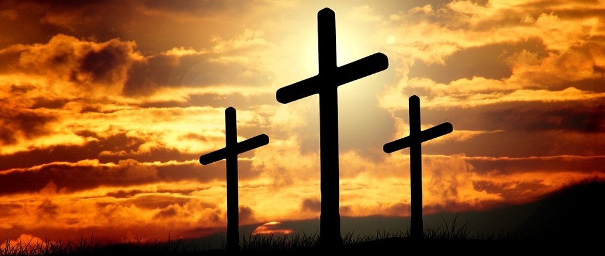 Bild von drei Kreuzen vor einem Sonnenuntergang Kreuze.jpg