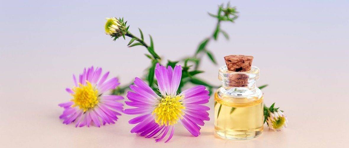 Bild einer Blume und eines Pflegeproduktes cosmetic-oil-3197276_960_720.jpg